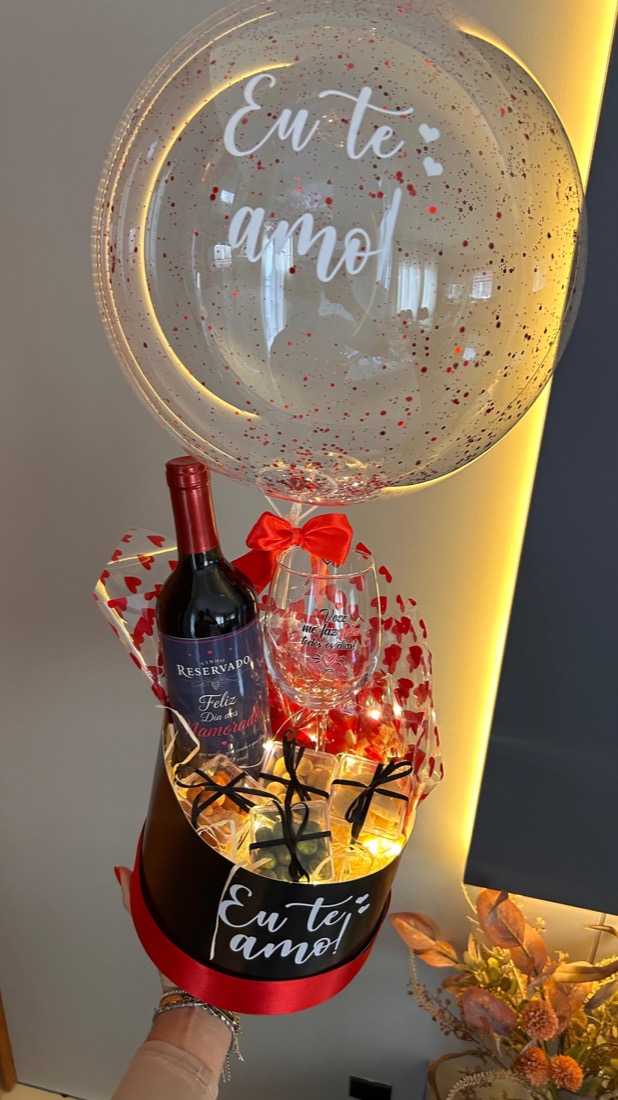 Box de Namorados com vinho e balão Eu te amo